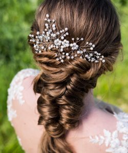 haaraccessoire-met-parels-en-kristal-voor-bruidskapsel