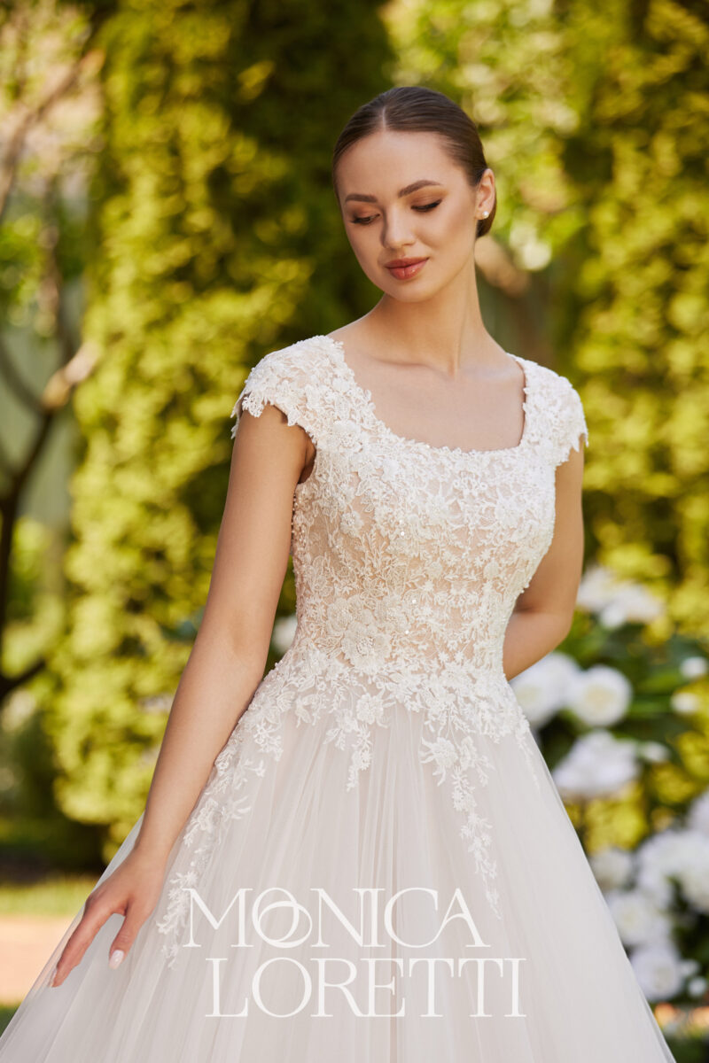 Monica Loretti 8341 (met mouwen en hoge hals)
